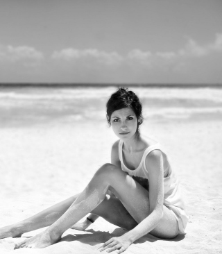 Brunette On The Beach - Obrázkek zdarma pro 640x960