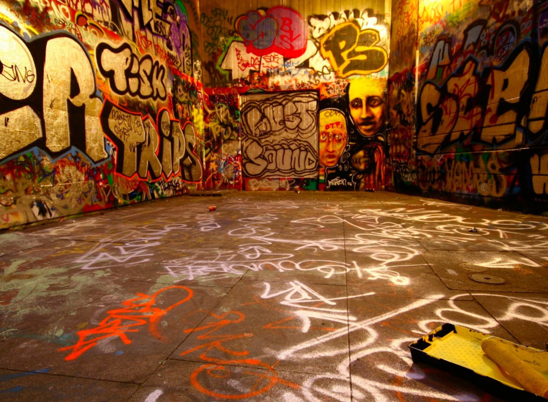 Обои Graffiti Room 1920x1408