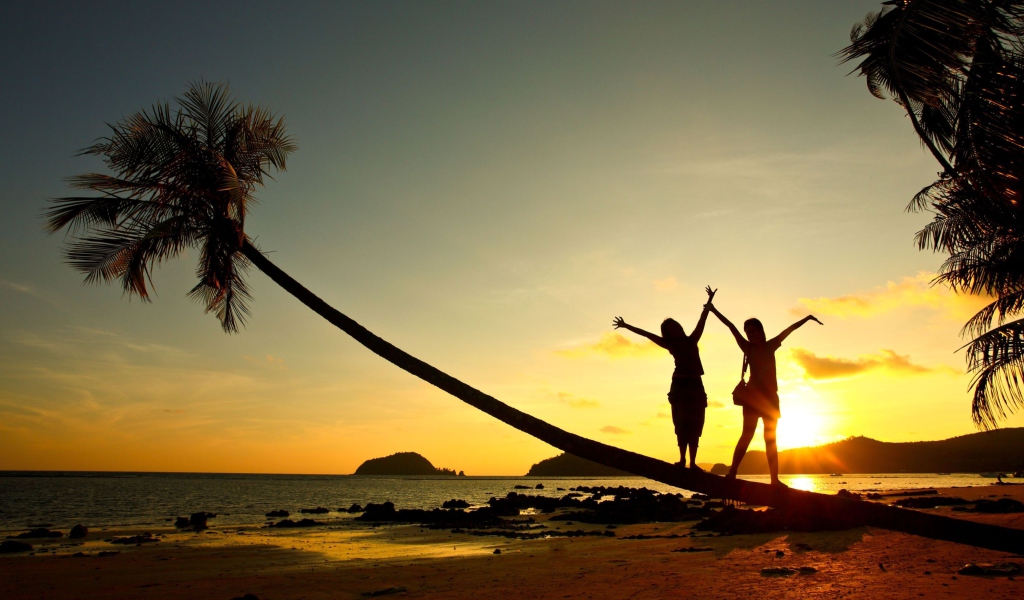 Screenshot №1 pro téma Couple On Beach At Sunset 1024x600