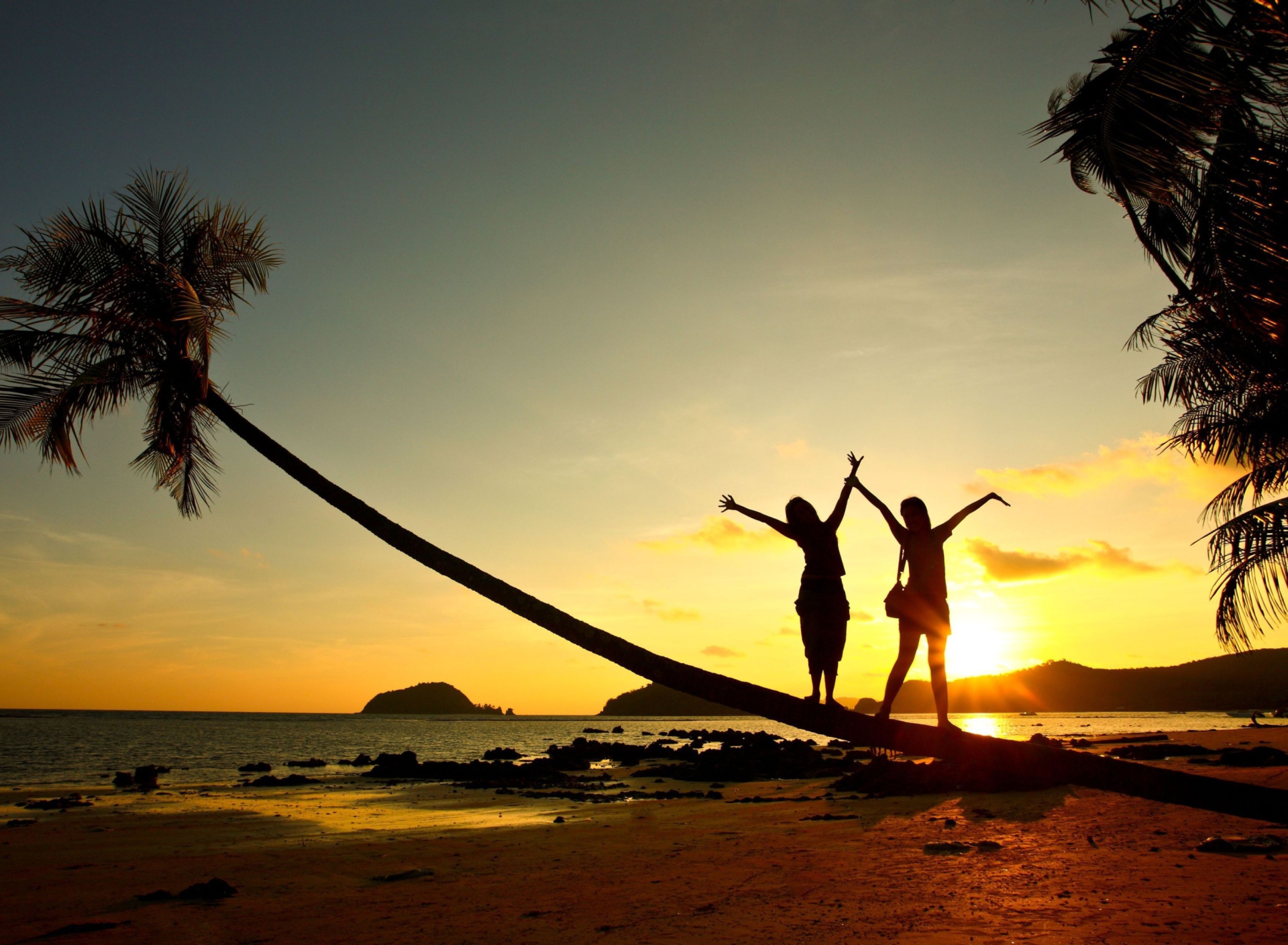 Couple On Beach At Sunset screenshot #1 1920x1408