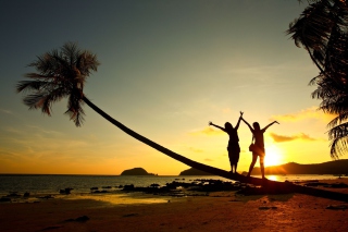Couple On Beach At Sunset - Obrázkek zdarma pro HTC One