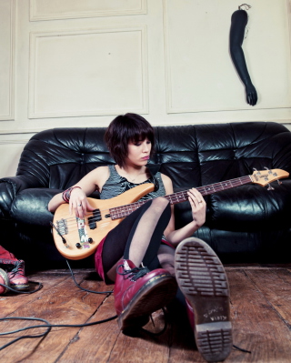 Guitar Girl - Obrázkek zdarma pro iPhone 4S