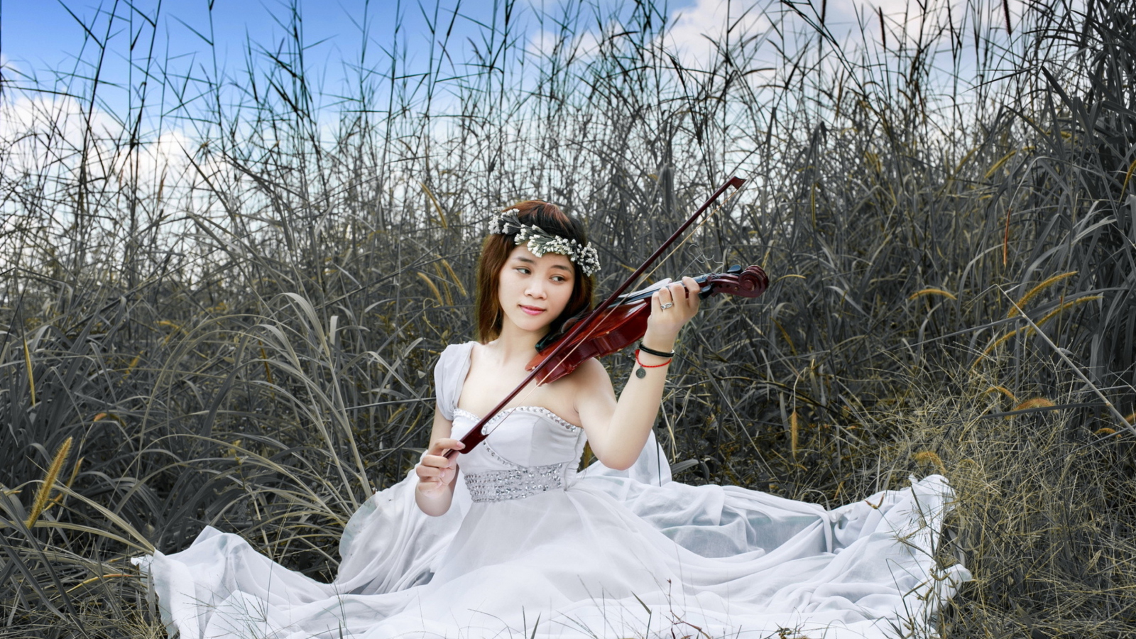 Asian Girl Playing Violin wallpaper 1600x900