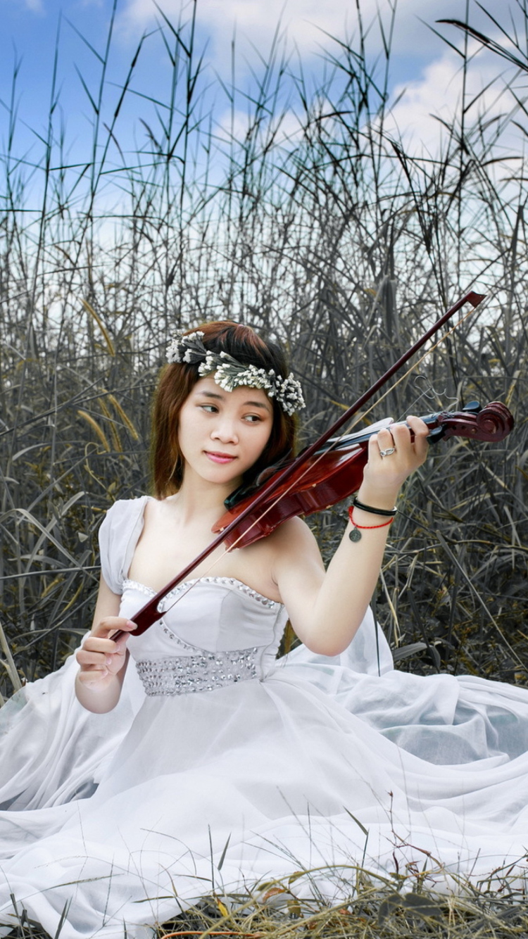 Обои Asian Girl Playing Violin 750x1334