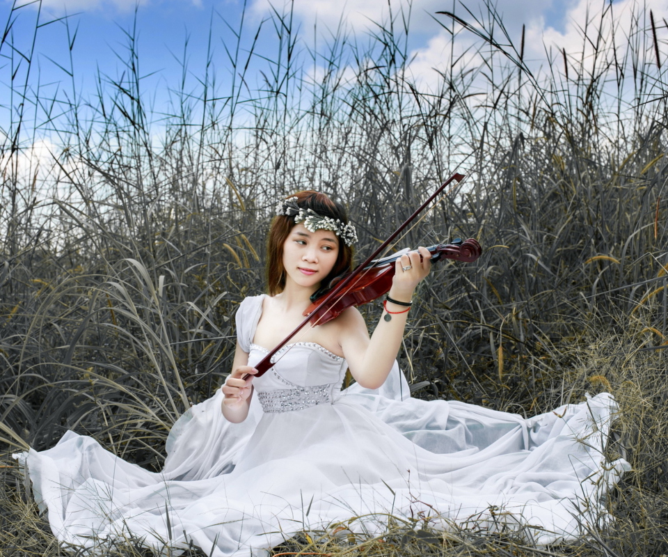 Das Asian Girl Playing Violin Wallpaper 960x800
