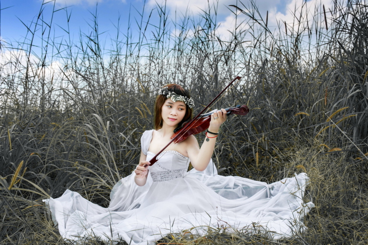 Sfondi Asian Girl Playing Violin