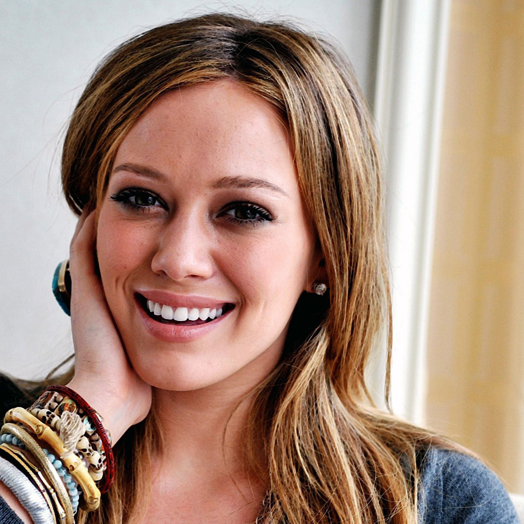 Screenshot №1 pro téma Hillary Duff Smiling 2048x2048