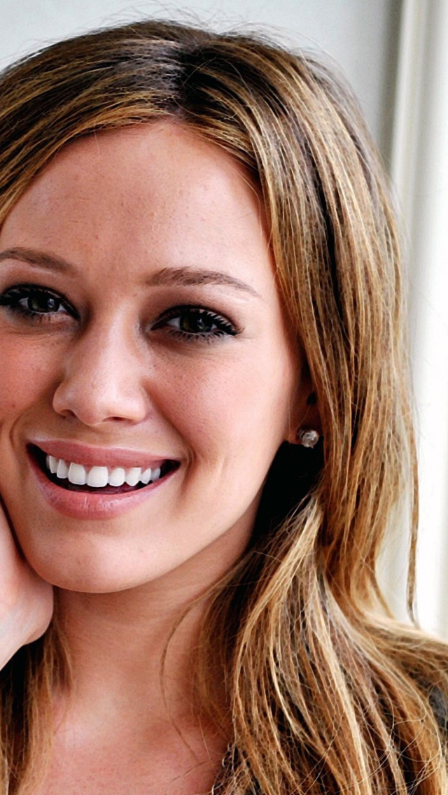 Screenshot №1 pro téma Hillary Duff Smiling 640x1136