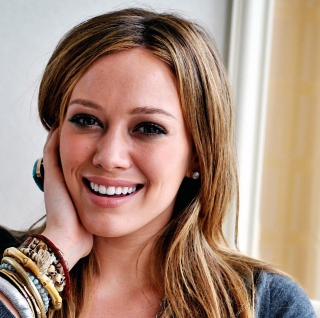 Hillary Duff Smiling Background for iPad Air