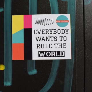 Kostenloses Everybody Wants to Rule the World Wallpaper für iPad mini