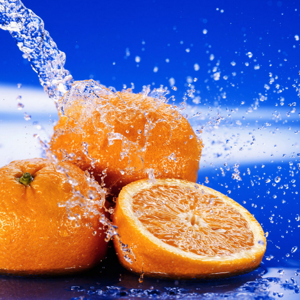 Обои Juicy Oranges In Water Drops 1024x1024