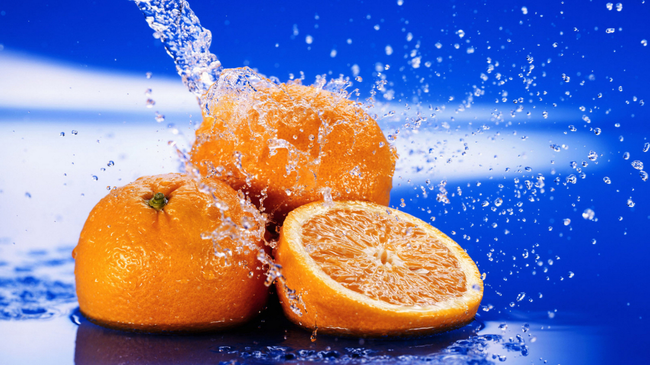 Fondo de pantalla Juicy Oranges In Water Drops 1280x720