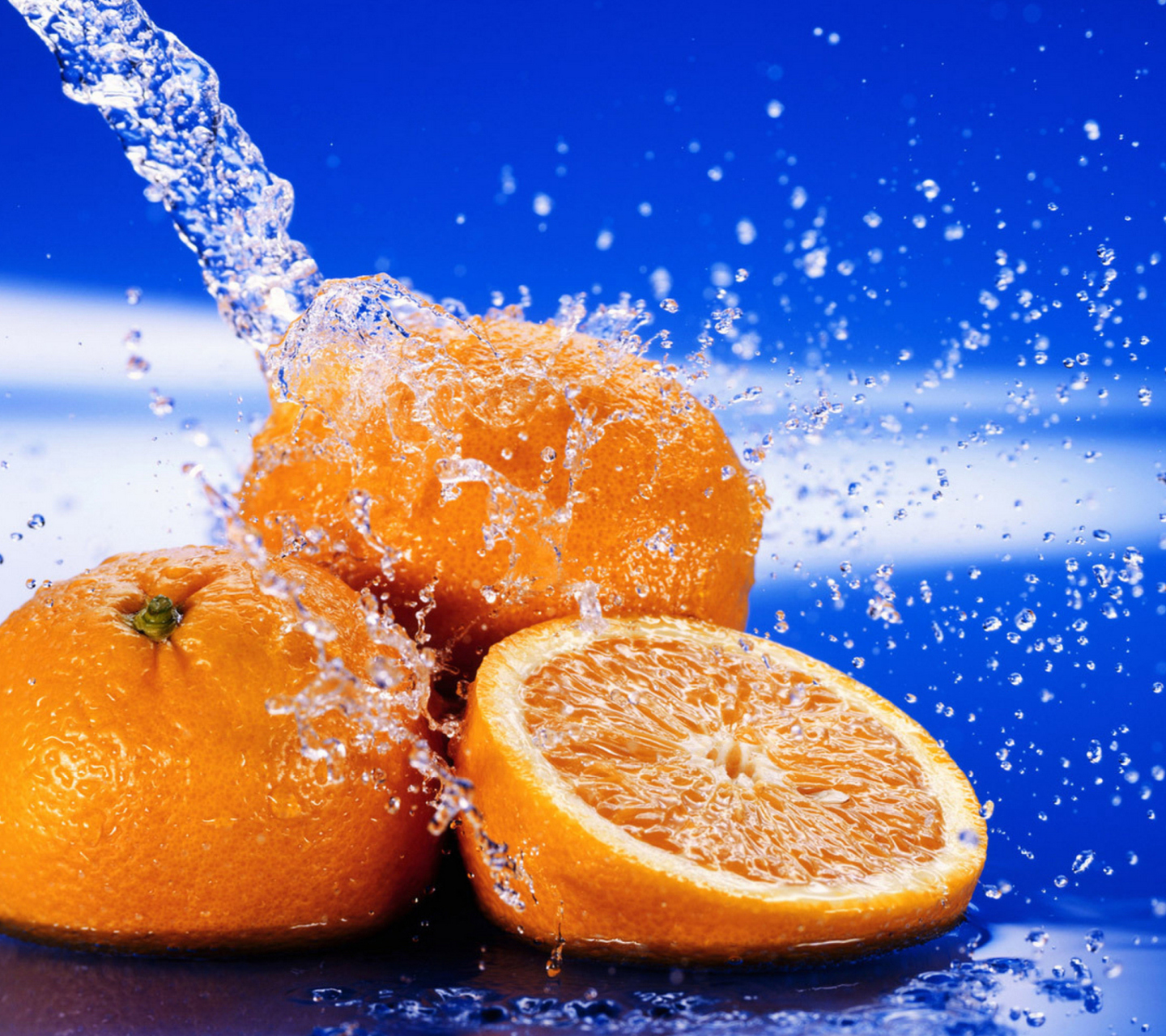 Fondo de pantalla Juicy Oranges In Water Drops 1440x1280