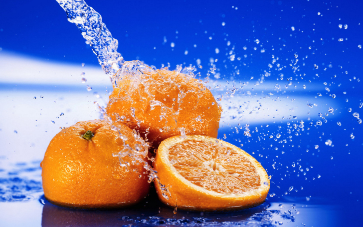 Juicy Oranges In Water Drops wallpaper