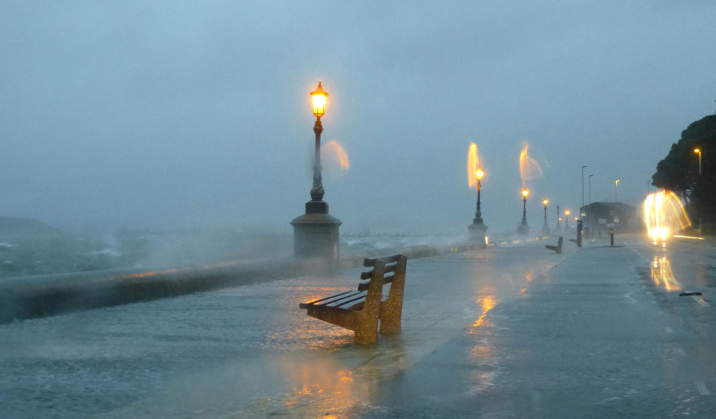 Обои Embankment during the hurricane 1024x600