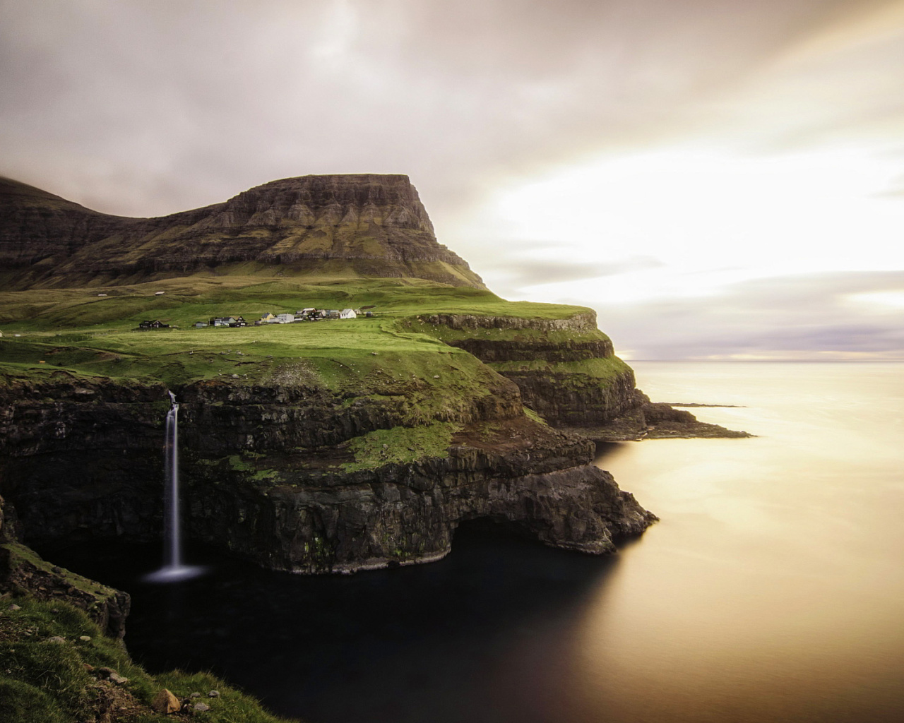 Screenshot №1 pro téma Gasadalur west side Faroe Islands 1280x1024