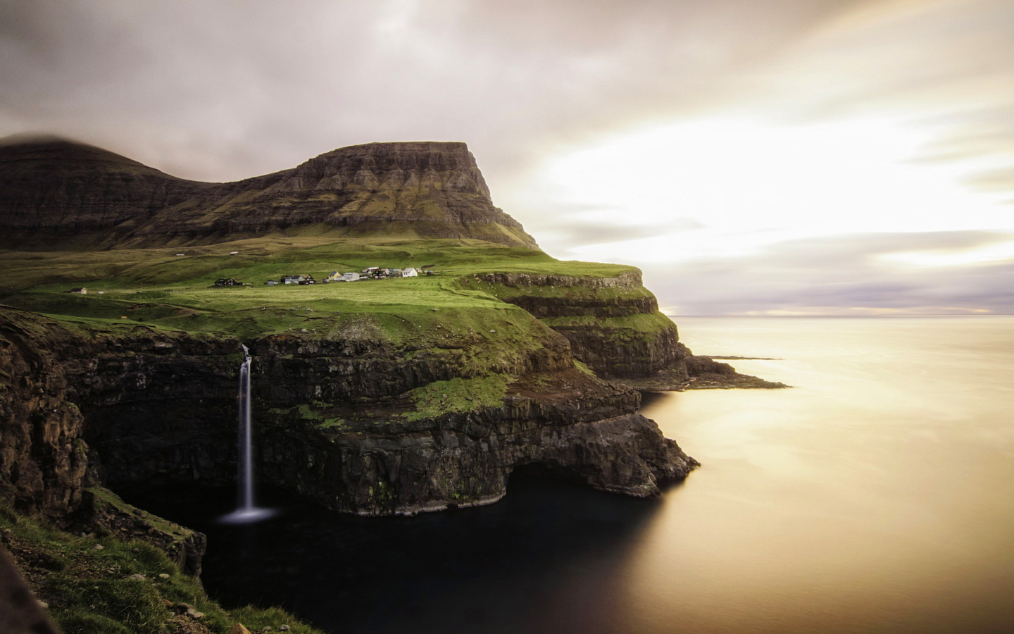 Fondo de pantalla Gasadalur west side Faroe Islands 1440x900