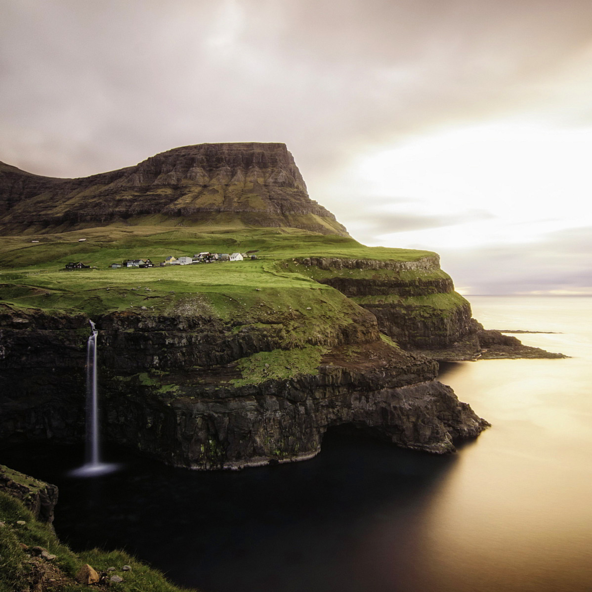 Sfondi Gasadalur west side Faroe Islands 2048x2048