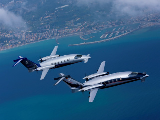 Screenshot №1 pro téma Piaggio P 180 Avanti Light Aircraft 320x240