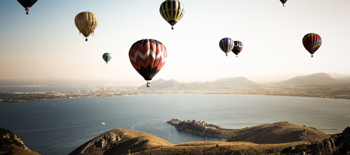 Screenshot №1 pro téma Air Balloons In Sky Above Ground 720x320