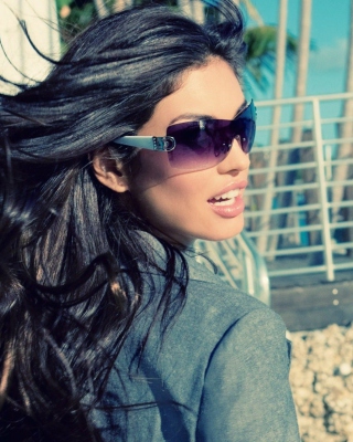 Girl In Sunglasses - Obrázkek zdarma pro Nokia X3