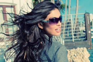 Girl In Sunglasses - Obrázkek zdarma pro 176x144
