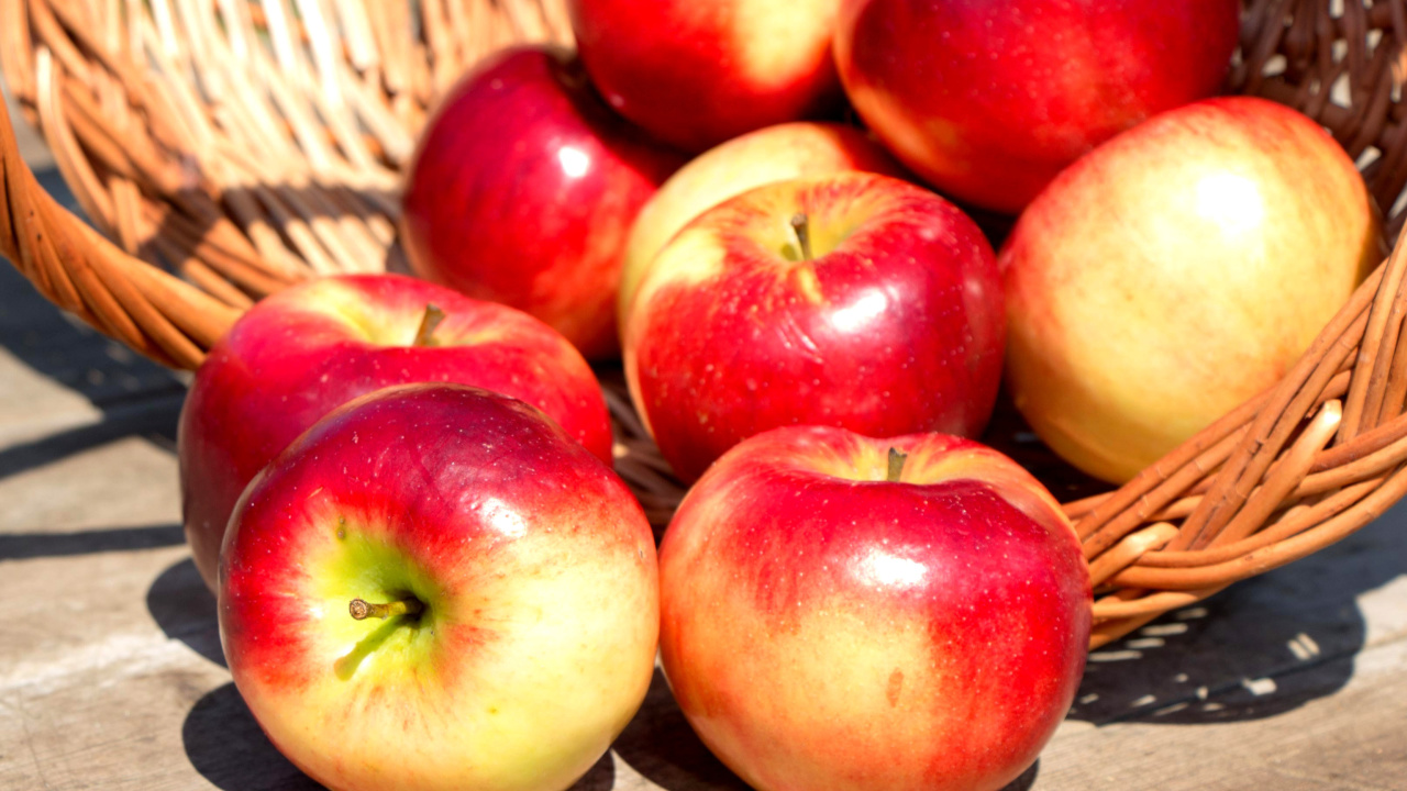 Обои Autumn Apples 1280x720