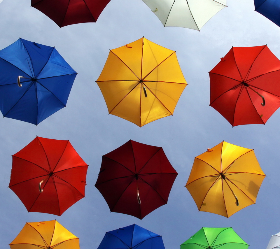 Das Colorful Umbrellas In Blue Sky Wallpaper 960x854