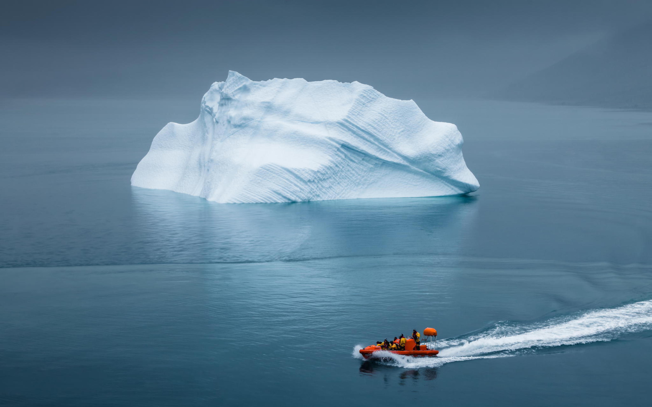 Fondo de pantalla Greenland Iceberg Lifeboat 2560x1600