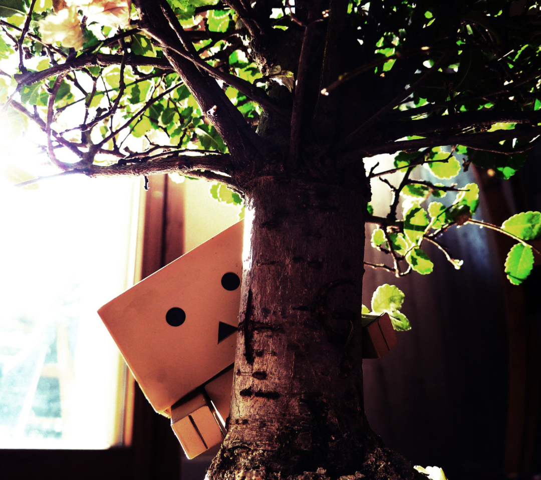 Screenshot №1 pro téma Little Danbo Hiding Behind Plant 1080x960