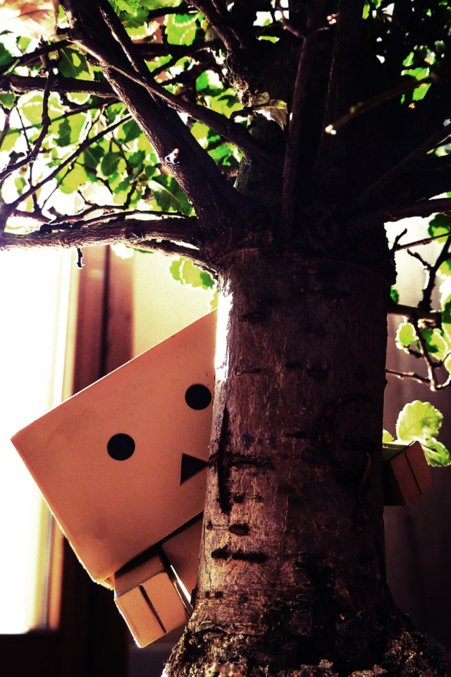 Screenshot №1 pro téma Little Danbo Hiding Behind Plant 640x960