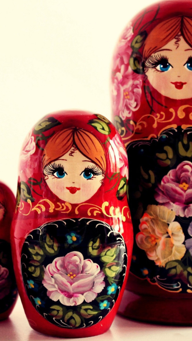 Обои Russian Dolls 640x1136