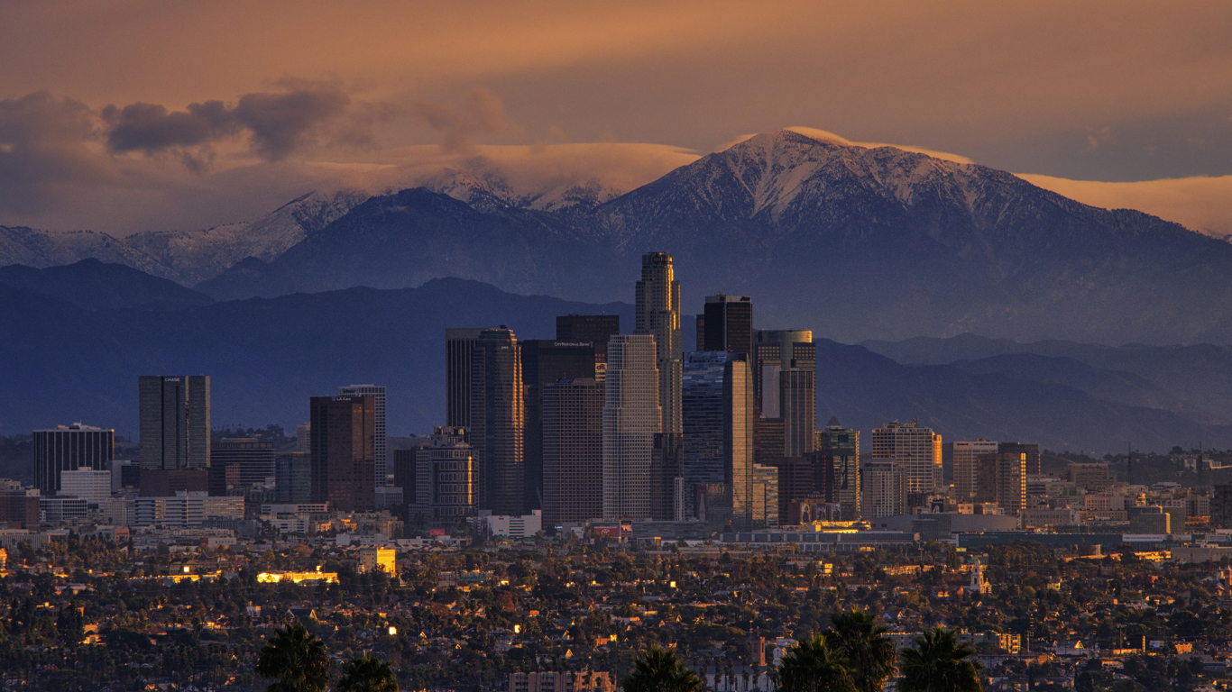 Das California Mountains And Los Angeles Skyscrappers Wallpaper 1366x768