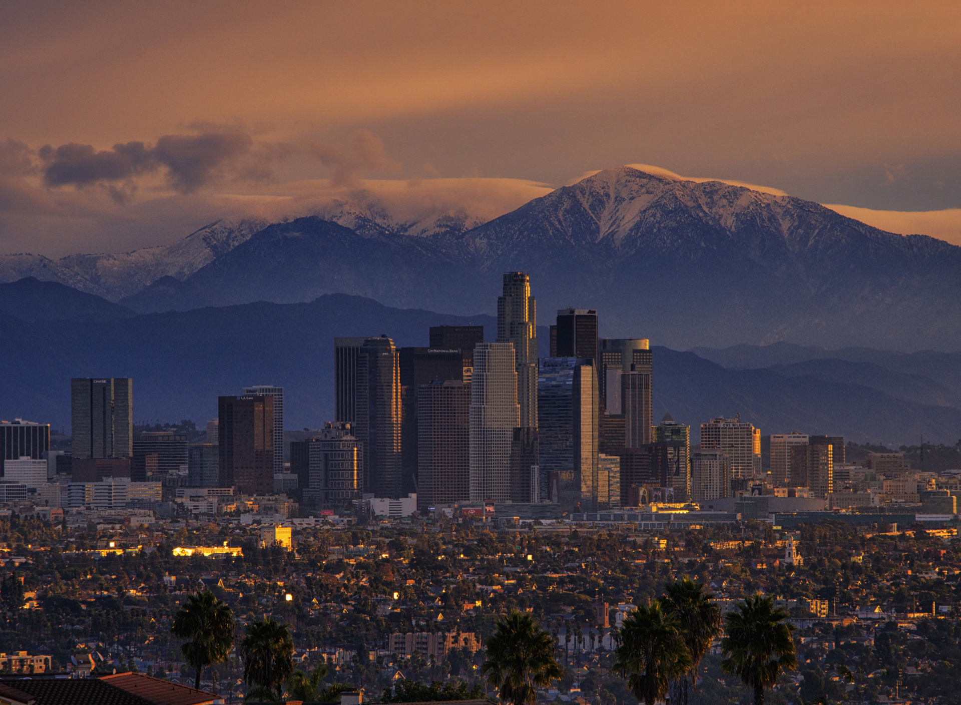 Das California Mountains And Los Angeles Skyscrappers Wallpaper 1920x1408