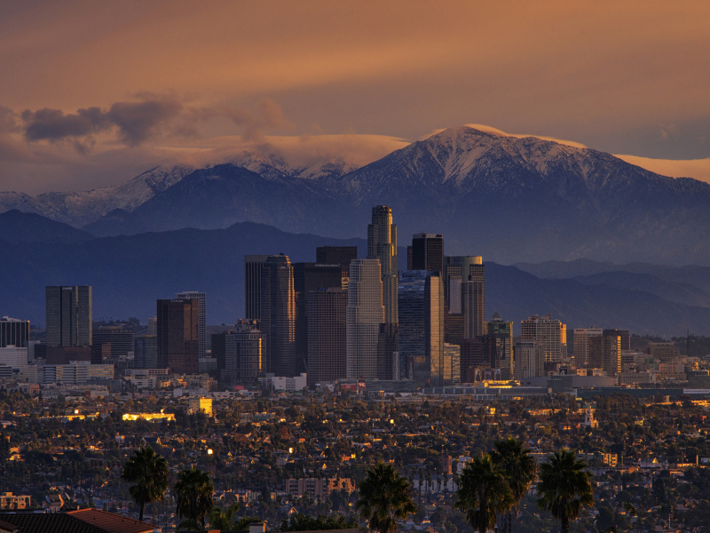 Das California Mountains And Los Angeles Skyscrappers Wallpaper 800x600