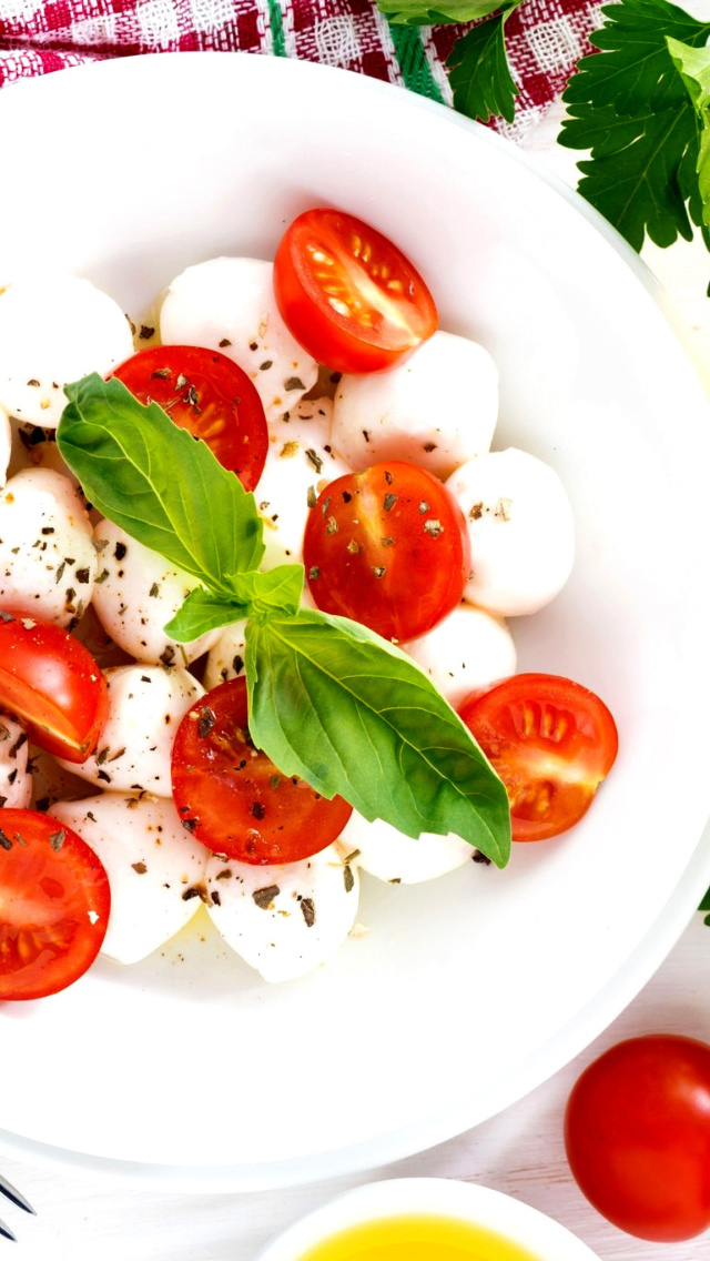 Screenshot №1 pro téma Salat, basil, parsley, mozzarella, tomatoes 640x1136