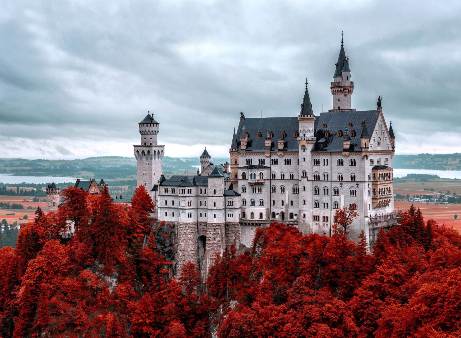 Обои Neuschwanstein Castle in Fall 1920x1408