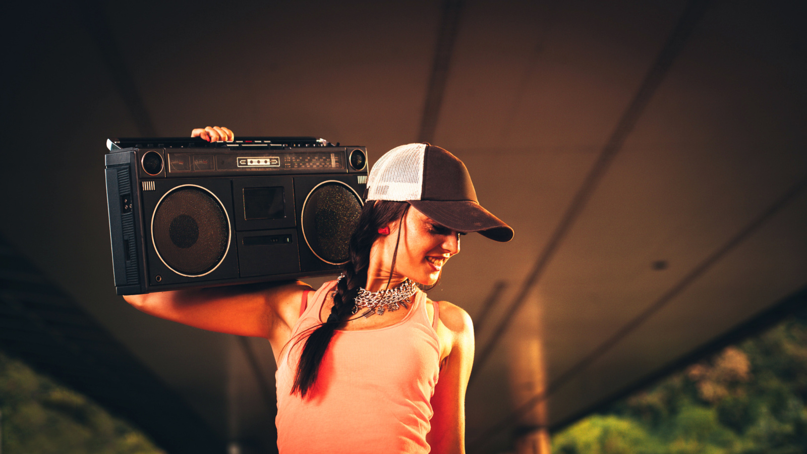 Urban Hip Hop Girl wallpaper 1600x900