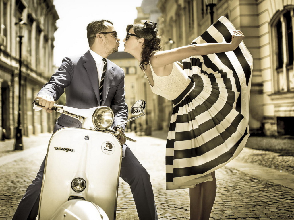 Fondo de pantalla Retro Couple And Vintage Vespa 1024x768