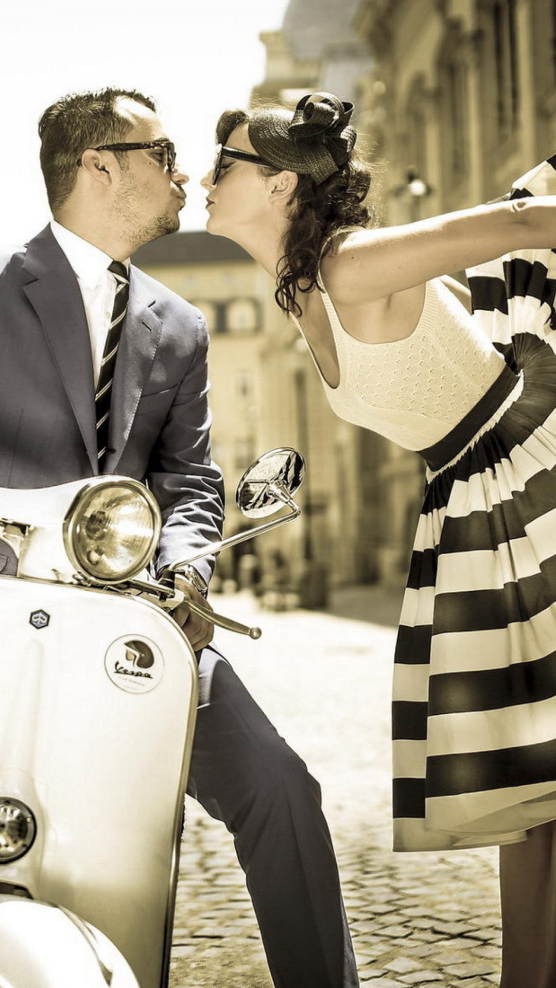 Fondo de pantalla Retro Couple And Vintage Vespa 1080x1920