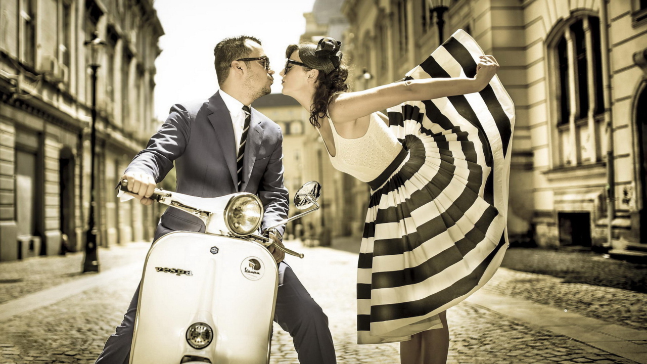 Das Retro Couple And Vintage Vespa Wallpaper 1280x720