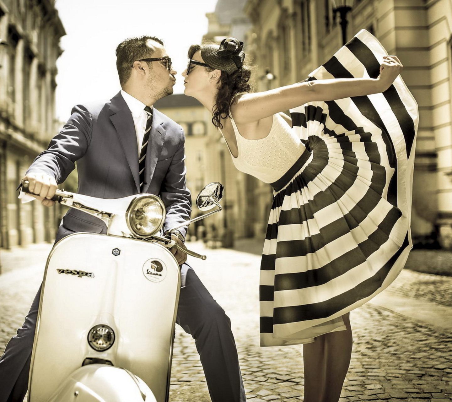 Screenshot №1 pro téma Retro Couple And Vintage Vespa 1440x1280