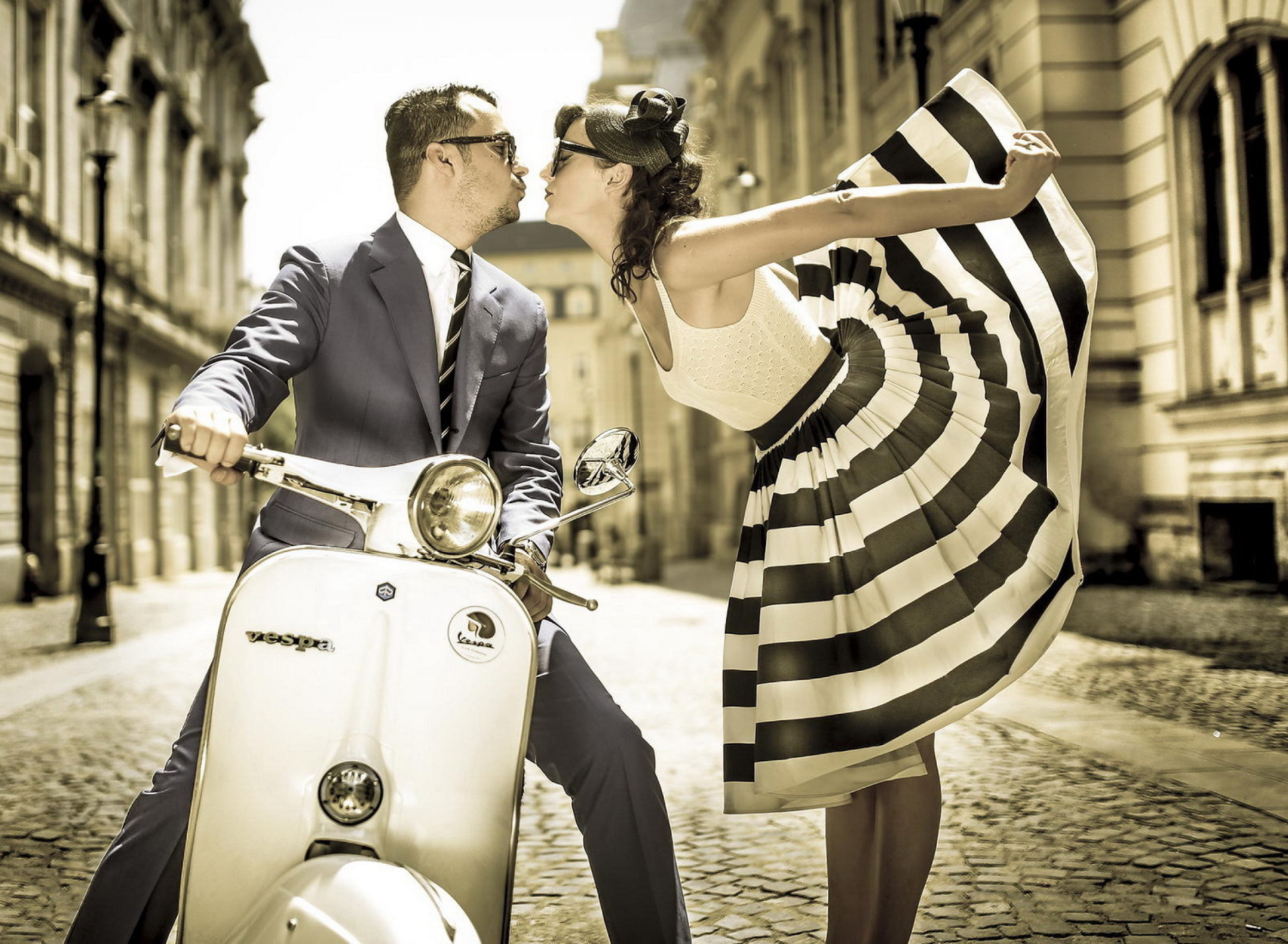 Retro Couple And Vintage Vespa screenshot #1 1920x1408