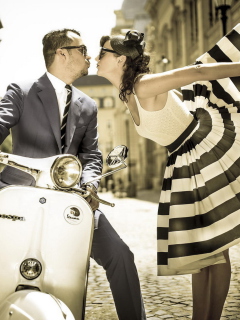 Fondo de pantalla Retro Couple And Vintage Vespa 240x320