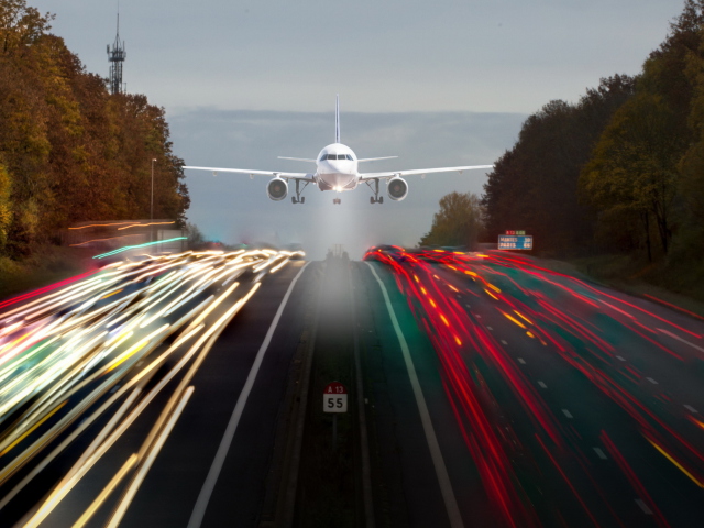 Fondo de pantalla Airplane Landing 640x480