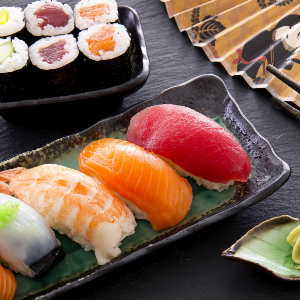 Обои Sushi with salmon, tuna and shrimp 1024x1024