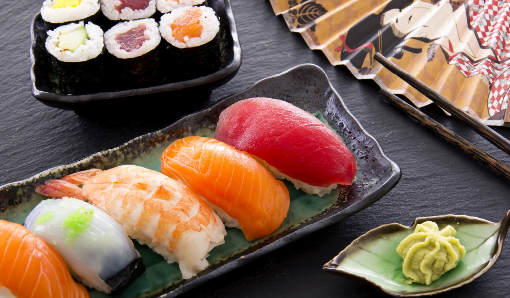 Das Sushi with salmon, tuna and shrimp Wallpaper 1024x600