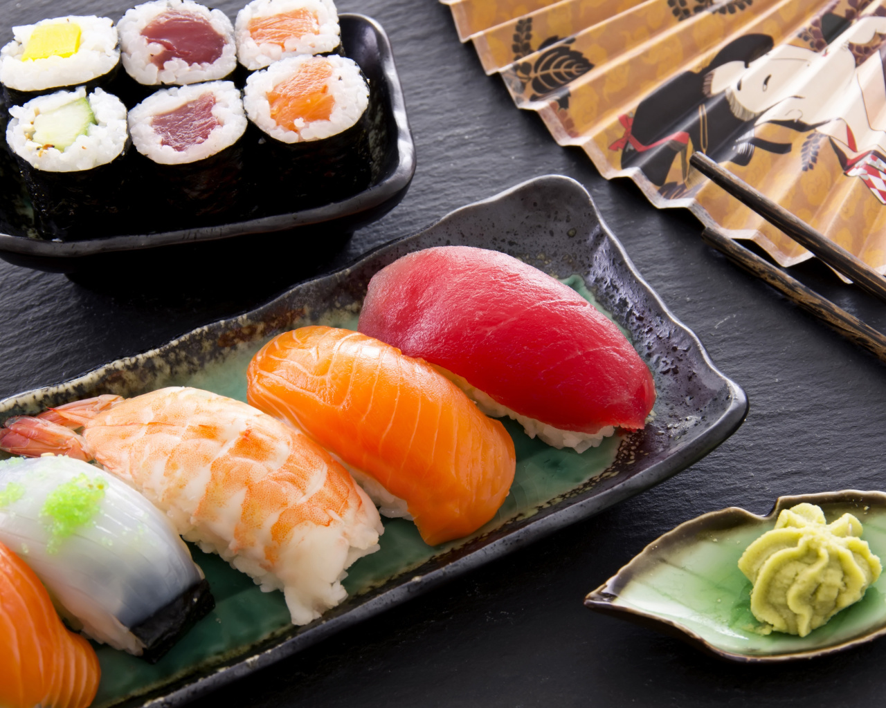 Das Sushi with salmon, tuna and shrimp Wallpaper 1280x1024