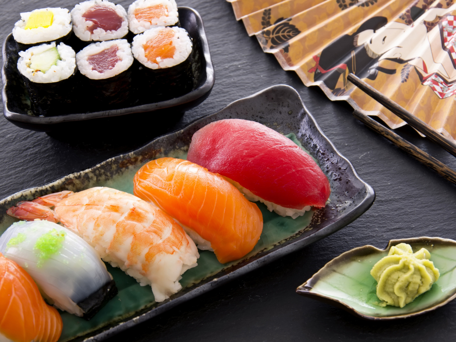 Das Sushi with salmon, tuna and shrimp Wallpaper 1600x1200