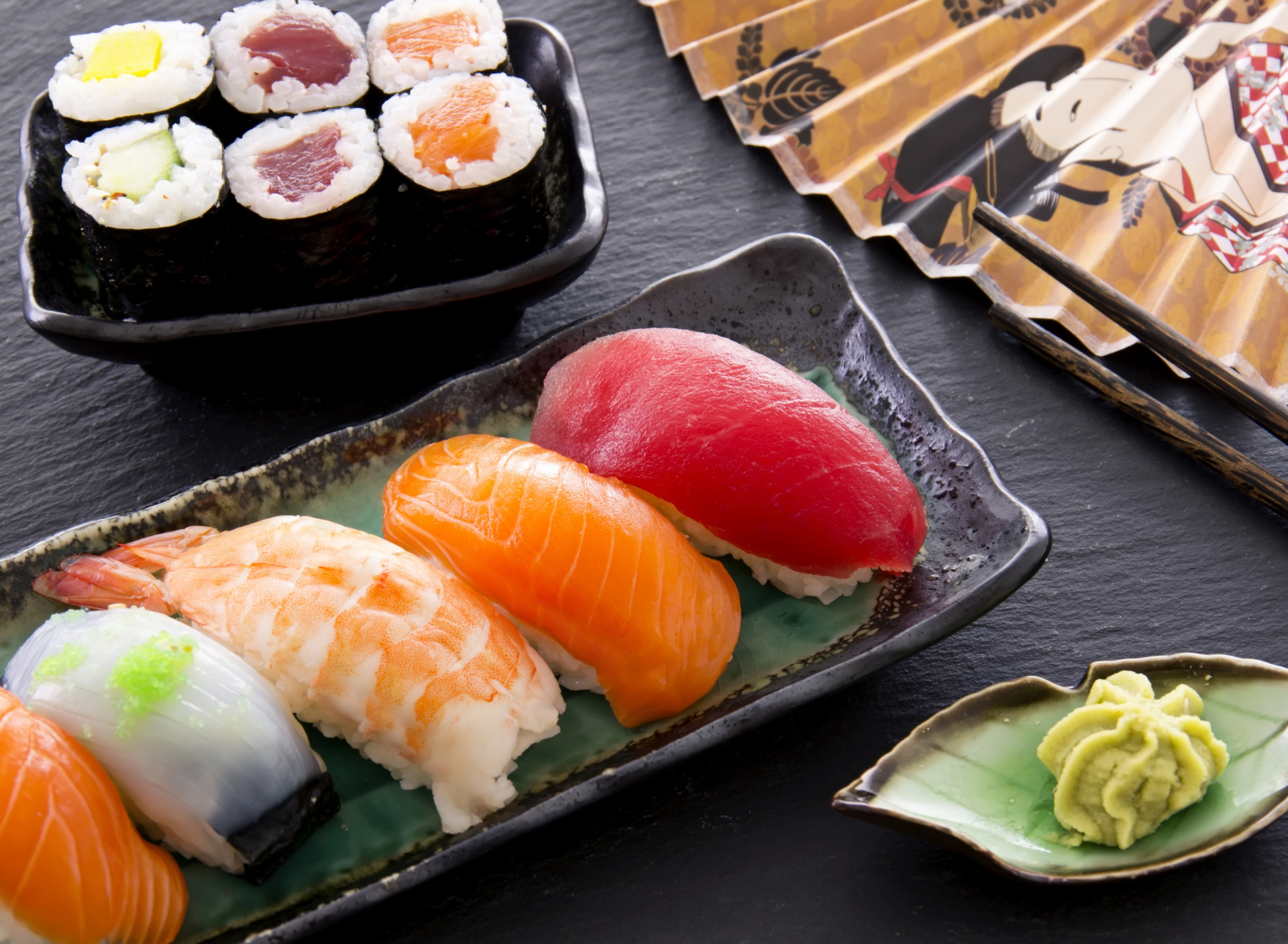 Fondo de pantalla Sushi with salmon, tuna and shrimp 1920x1408